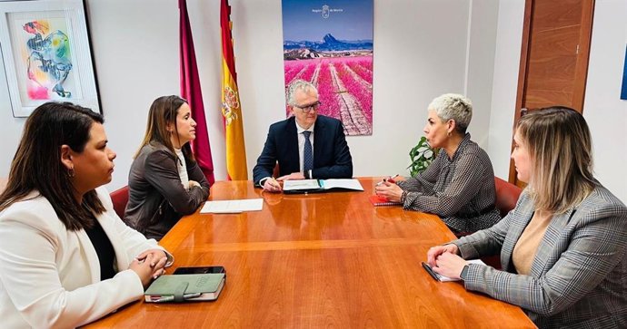 El consejero de Salud, Juan José Pedreño, acompañado por la gerente del Servicio Murciano de Salud (SMS), Isabel Ayala, hoy con la alcaldesa de Beniel, María Carmen Morales