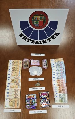 Dinero y sustancias estupefacientes incautadas a dos detenidos