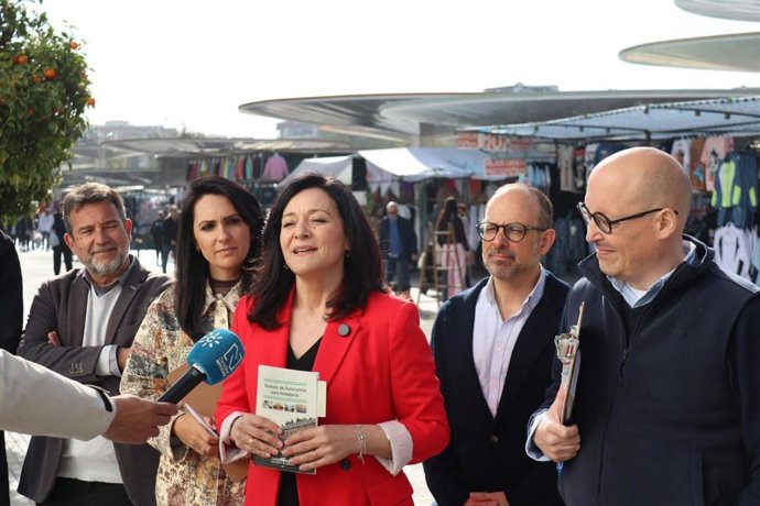 Crespín (centro), durante el reparto informativo que ha realizado, junto a otros cargos públicos socialistas, en el mercadillo de las Setas.