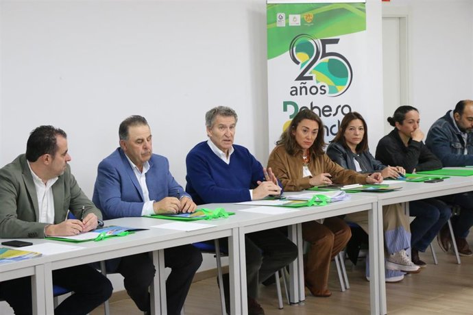 El presidente del PP de Castilla y León, Alberto Núñez Feijóo, en su visita a Dehesa Grande, junto a, entre otros, la consejera de Agricultura, Ganadería y Desarrollo Rural de la Junta, María González Corral.