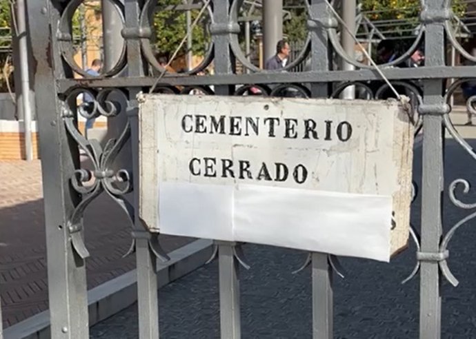 Cartel en el cementerio de San Fernando advirtiendo de su cierre.