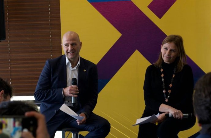 Xavier Vilajoana y Núria-Anna Salas, miembro del equipo directivo de la precandidatura, durante la presentación de los pilares del área social