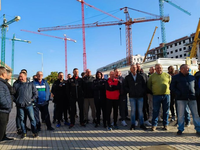 Los sindicatos destacan el paro total de las grúas de la construcción en Córdoba por el plus de dedicación.