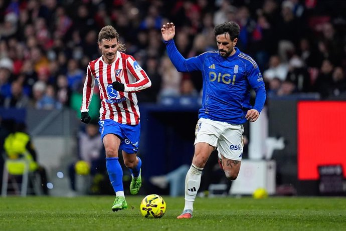 Archivo - El delantero francés Antoine Griezmann disputa un balón.