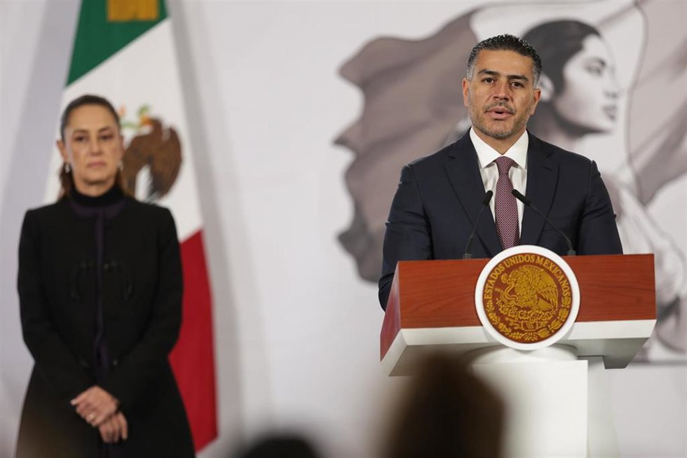 Omar García Harfuch, ministro de Seguridad de México, en primer plano, en una conferencia de prensa de la presidenta, Claudia Sheinbaum.