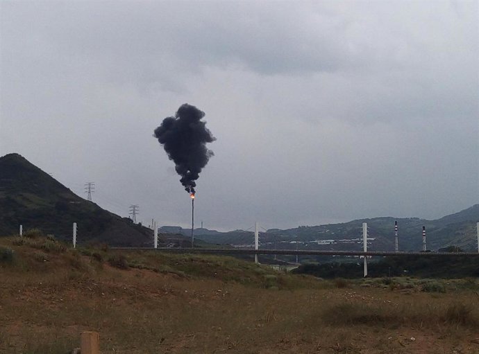 Archivo - Chimenea de Petronor, en Muskiz (Bizkaia)