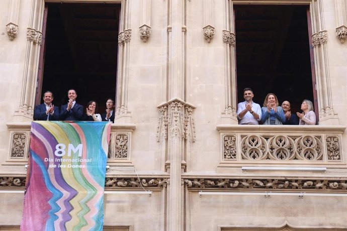 Representantes del Consell de Mallorca en el despliegue de la banderola del 8M.