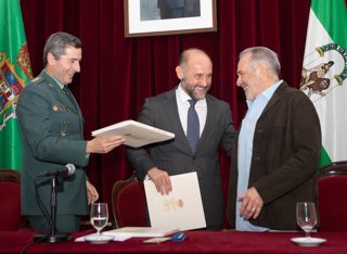 El vicepresidente primero de la Diputación de Cádiz, Juancho Ortiz, el coronel jefe de la Comandancia de la Guardia Civil en Cádiz, Luis Martín Velasco, y el autor de la libro dedicado a este Cuerpo, Francisco Magallón, en la presentación en Cádiz