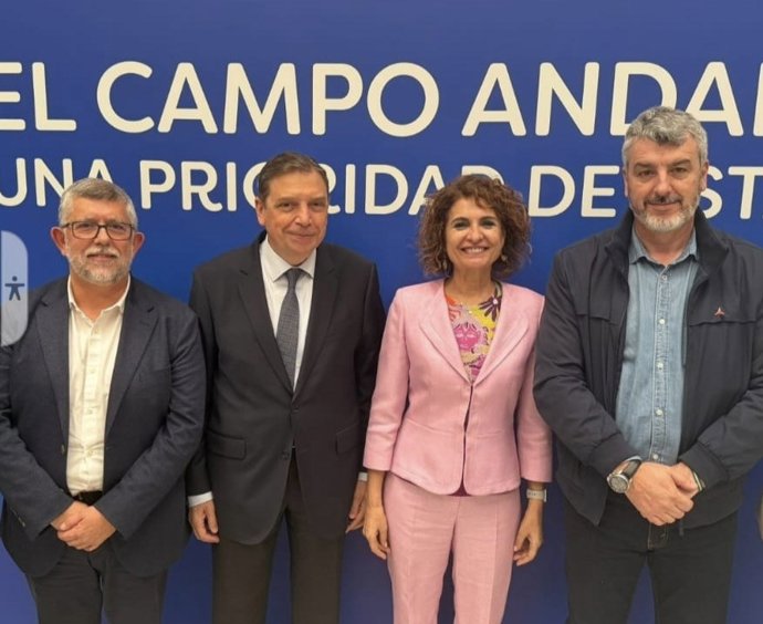 El secretario General de UGT Andalucía, Oskar Martín, y el secretario General de UGT FICA Andalucía, José Manuel Rodríguez Saucedo, junto a la ministra de Hacienda, María Jesús Montero y el ministro de Agricultura, Luis Planas.
