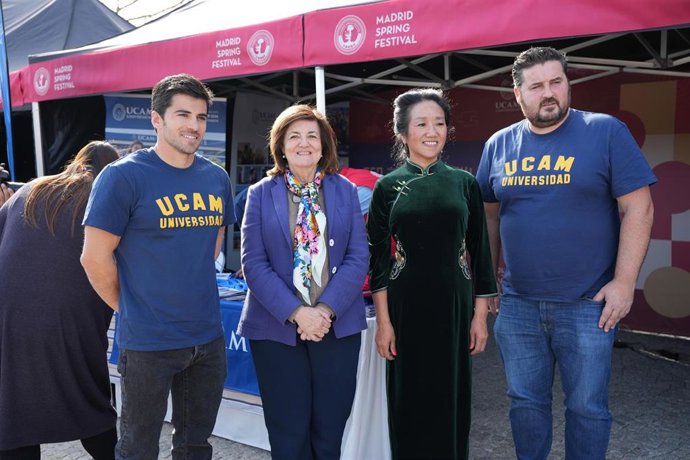 La presidenta de la Universidad, medallistas olímpicos y alumnos chinos han disfrutado de las actividades que ofrece el stand de la Universidad, patrocinador oficial del evento Madrid