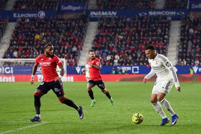 Valentin Rosier of CA Osasuna competes for the ball with Vinicius Junior 'Vini Jr' of Real Madrid CF during the LaLiga EA Sports match between CA Osasuna and Real Madrid CF at El Sadar on February 21, 2026, in Pamplona, Spain.