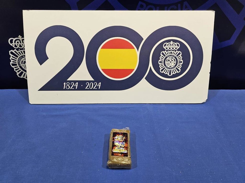 Tableta de 100 gramos de hachís incautada a un joven en Valladolid.