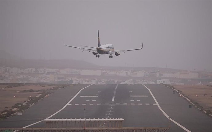 Archivo - Un avión despega en el aeropuerto de Fuerteventura con calima, a 27 de diciembre de 2022, en Fuerteventura, Las Palmas, Islas Canarias (España). El viento de hoy ha causado más de 125 incidentes, como caídas de ramas de árboles, palmeras, postes