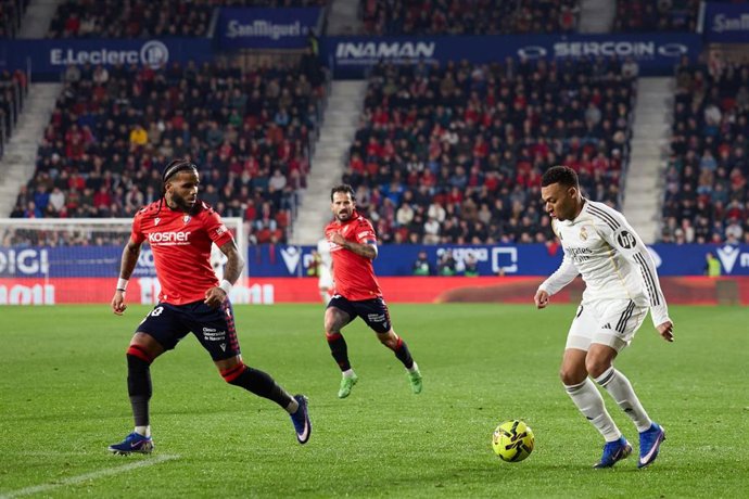 Valentin Rosier of CA Osasuna competes for the ball with Vinicius Junior 'Vini Jr' of Real Madrid CF during the LaLiga EA Sports match between CA Osasuna and Real Madrid CF at El Sadar on February 21, 2026, in Pamplona, Spain.