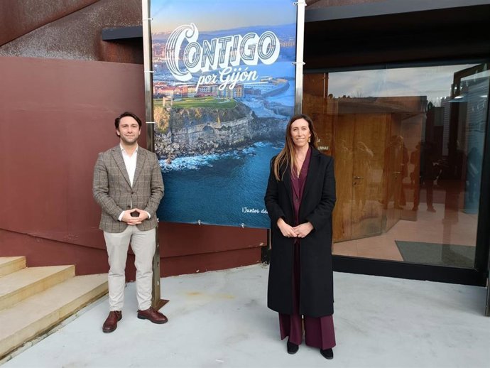 El presidente del PP en Gijón, Andrés Ruiz, junto a la vicealcaldesa de Gijón y concejala de Economía, Empleo, Turismo e Innovación, Ángela Pumariega, antes de la inauguración de la convención del PP local en el recinto ferial 'Luis Adaro'.