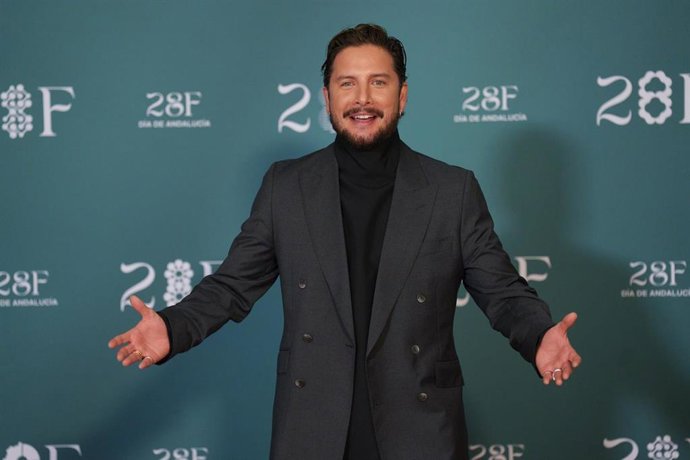 El cantante Manuel Carrasco durante la atención a medios antes de ser recibido en el Palacio de San Telmo por el presidente de la Junta de Andalucía, Juanma Moreno, para la firma en el libro de honor.