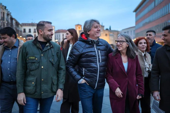 El candidato del PSOE a la Presidencia de la Junta de Castilla y León, Carlos Martínez, en Ávila, donde ha concluido el primer día de campaña con un acto.