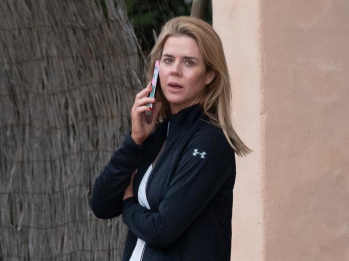 Amelia Bono hablando por teléfono por la calle. Europa Press