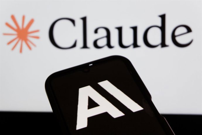 Archivo - October 1, 2025, Bandung, West Java, Indonesia: In this photo illustration, The Anthropic logo is displayed on a smartphone with Claude AI logo in the background.