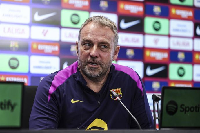 O técnico do FC Barcelona, Hansi Flick, em coletiva de imprensa antes do confronto contra o Villarreal