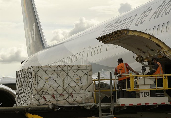 Archivo - Arquivo - (210331) -- COCHABAMBA, 31 de março de 2021 (Xinhua) -- Trabalhadores descarregam um segundo lote de vacinas desenvolvidas pela empresa farmacêutica chinesa Sinopharm de um avião no aeroporto da cidade de Cochabamba, no centro da Bolív