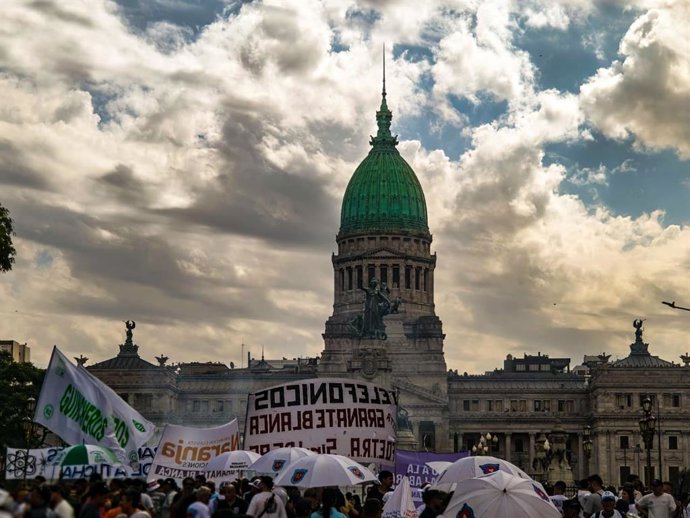 Protestas en el Senado por la aprobación de la reforma laboral de Milei (archivo).