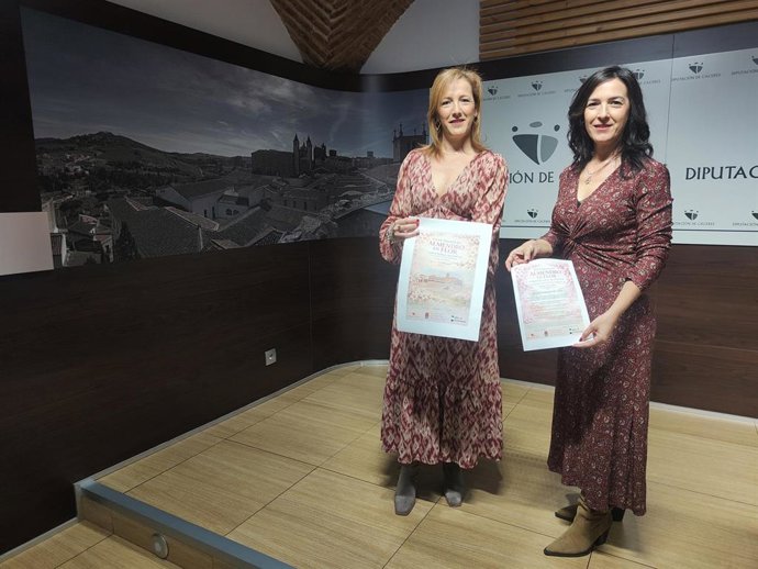 La diputada de Turismo y alcaldesa de Garrovillas, Elísabeth Martín, y la vicepresidenta Primera de la Diputación de Cáceres, Esther Guitérrez, en la presentación de la XXVI Fiesta del Almendro en Flor