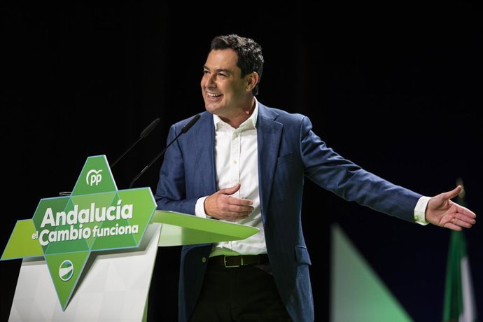Archivo - Arquivo - O presidente do PP-A e presidente da Junta de Andaluzia, Juanma Moreno, durante seu discurso na cerimônia de encerramento do XVI Congresso Autonômico do PP da Andaluzia (novembro de 2021). (Foto de arquivo).