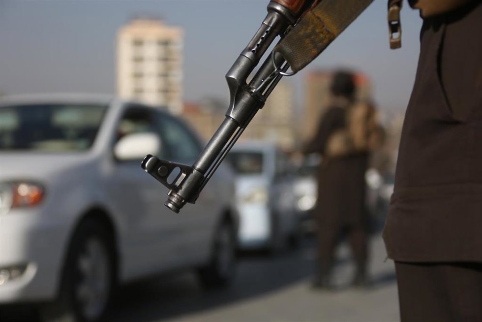 Personal de seguridad monta guardia en un cruce de carreteras tras los ataques aéreos en Kabul, Afganistán, el 27 de febrero de 2026.