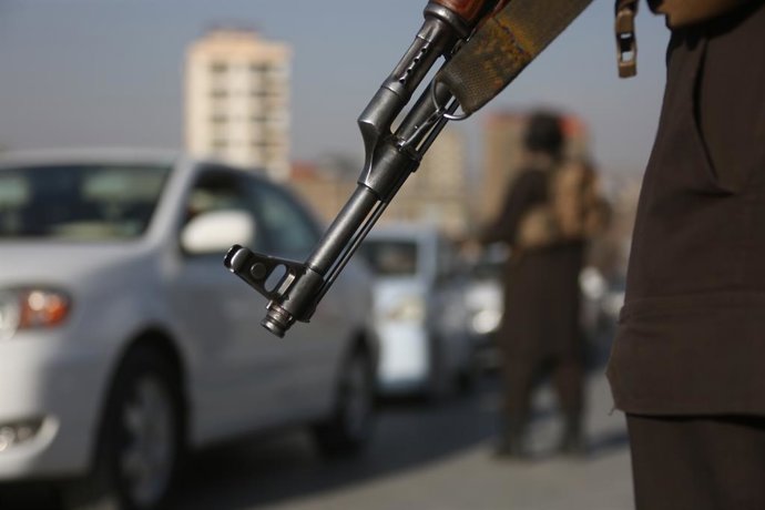 CABUL, 27 de fevereiro de 2026 — Agentes de segurança montam guarda em um cruzamento após ataques aéreos em Cabul, Afeganistão, em 27 de fevereiro de 2026. Zabihullah Mujahid, porta-voz do governo afegão, postou em sua conta no X na manhã desta sexta-feir