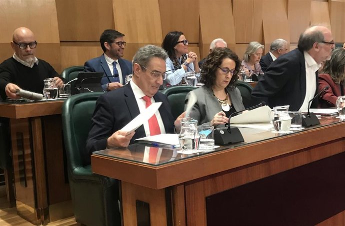 En primer plano el hasta ahora portavoz del grupo municipal de Vox en el Ayuntamiento de Zaragoza, Julio Calvo, y a su lado la portavoz adjunta, Eva Torres, quien le sustituirá en el cargo