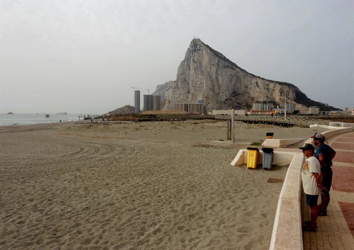Archivo - Gibraltar asiste a un buque granelero tras colisionar con otro barco en una maniobra en la Playa de levante de la Línea de la Concepción, a 30 de agosto de 2022 en Cádiz (Andalucía, España)