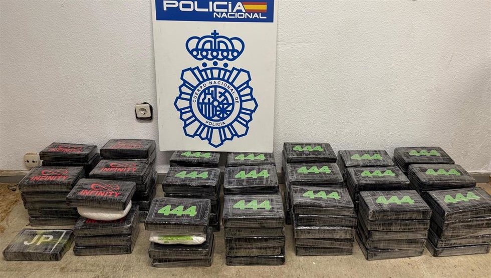 Policía Nacional incauta 110 kilos de cocaína en mochilas dentro de un contenedor aéreo con origen de Colombia