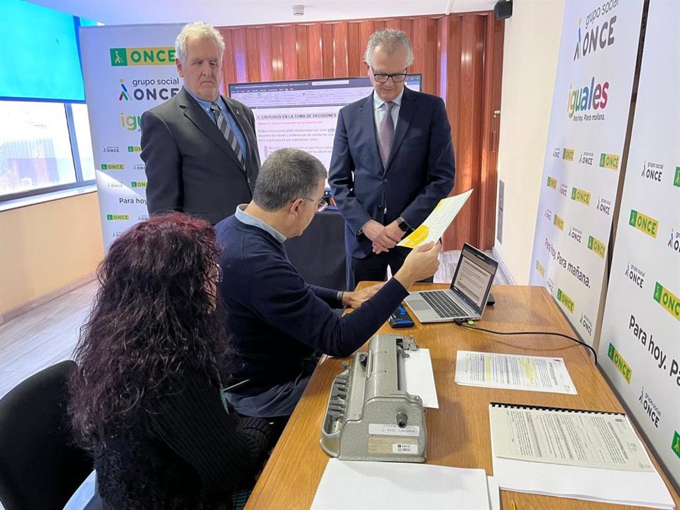 El consejero de Salud, Juan José Pedreño, y el delegado territorial de la ONCE en la Región, Juan Carlos Morejón, conocen los detalles del protocolo de accesibilidad que permite a las personas con discapacidad visual formalizar su DIP