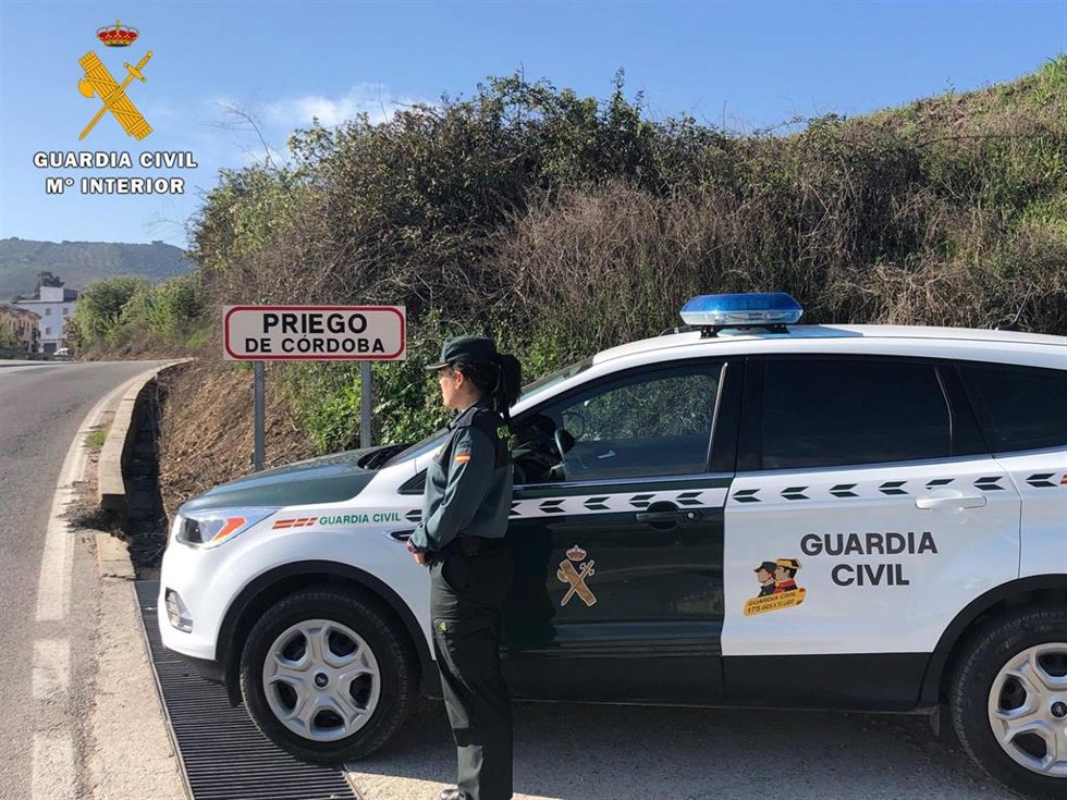 Archivo - Un agente de la Guardia Civil de Priego de Córdoba.