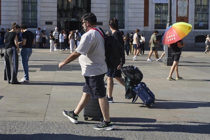 Archivo - Turistas con maletas por el centro de la ciudad, a 19 de julio de 2025, en Madrid (España). España recibió más de 52 millones de pasajeros aéreos internacionales en el primer semestre de 2025, lo que supone un 6,4% más que en el mismo periodo de