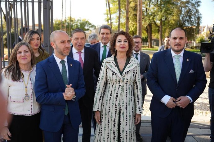 La vicepresidenta primera del Gobierno y ministra de Hacienda, María Jesús Montero, a su llegada al Parlamento de Andalucía por el acto de izada de la bandera en el 28F