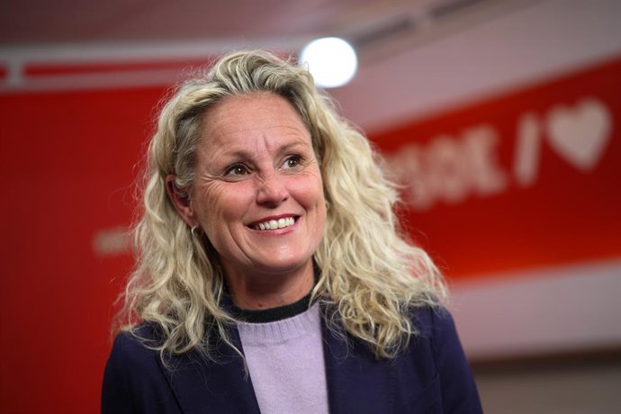 A porta-voz da CEF, Montse Mínguez, dá uma entrevista coletiva após a reunião da Comissão Executiva Federal do PSOE, em 9 de fevereiro de 2026, em Madri (Espanha). O PSOE assume o mau resultado nas eleições deste domingo em Aragão, nas quais