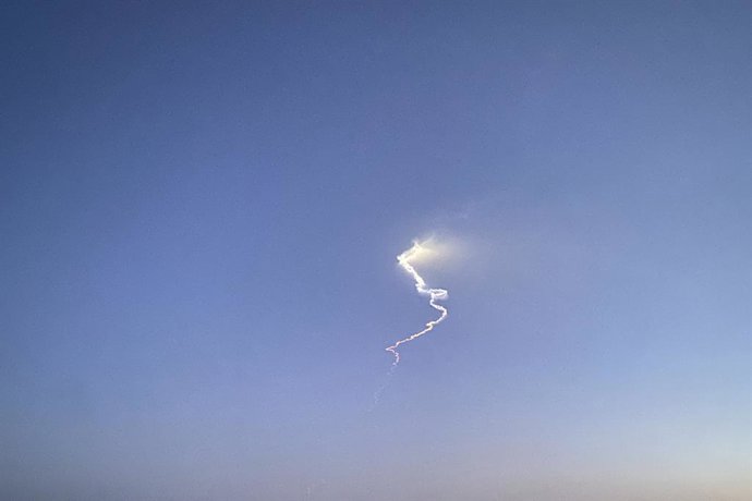 Archivo - Arquivo - 18 de junho de 2025, Teerã, Irã: Um míssil é visto cruzando o céu, lançado do território iraniano em direção a Israel. O Irã lançou uma onda de mísseis, incluindo, segundo relatos, um projétil hipersônico, em direção a Israel. As força