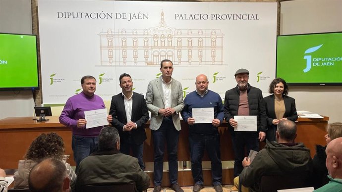 El vicepresidente primero y diputado de Relaciones Institucionales, Juan Latorre, en la entrega de la resolución de estas subvenciones.