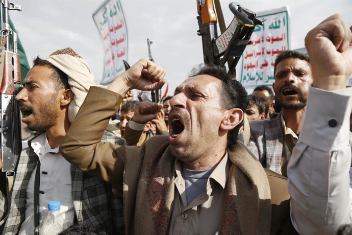 Archivo - Arquivo - SANAA, 27 de junho de 2025 — Pessoas participam de uma manifestação em Sanaa, Iêmen, em 27 de junho de 2025. Milhares de iemenitas se reuniram na sexta-feira em praças públicas nas províncias controladas pelos houthis para mostrar seu 