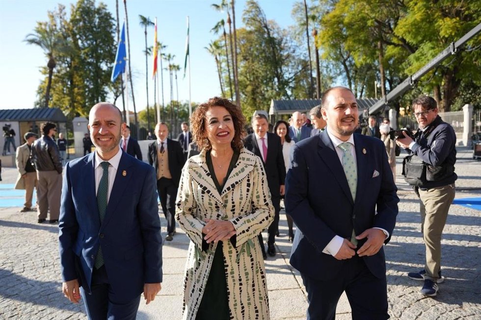 La vicepresidenta primera del Gobierno y ministra de Hacienda, María Jesús Montero, a su llegada al Parlamento de Andalucía junto a los alcaldes de Grazalema y Adamuz