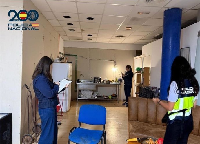 Agentes de la Policía Nacional en una de las inspecciones a uno de los establecimientos de los detenidos.