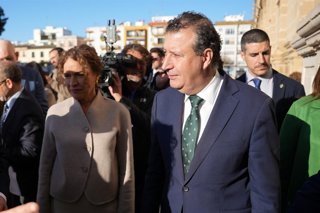 El presidente de la Diputación de Sevilla, Javier Fernández, en el acto de izado de la bandera de Andalucía en el Parlamento