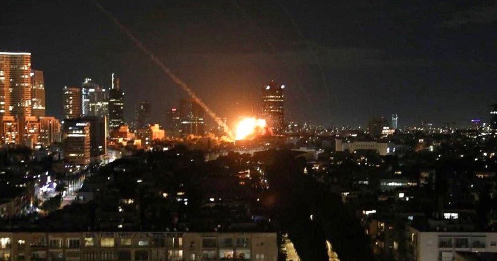 Un misil iraní estalla en la capital de Israel, Tel Aviv, este 4 de marzo. 