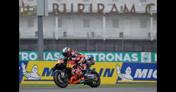 Acosta bate a Marc Márquez en la esprint de Tailandia tras un polémico final
