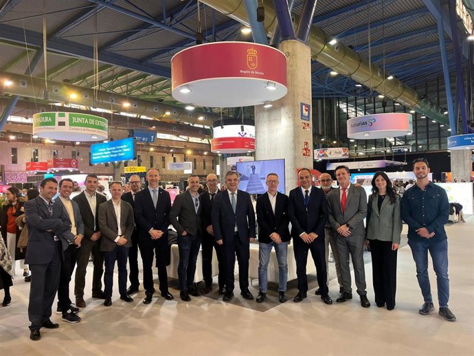 El consejero de Medio Ambiente, Universidades, Investigación y Mar Menor, Juan María Vázquez, junto al rector de la Universidad Politécnica de Cartagena, Mathieu Kessler, junto a técnicos, investigadores y catedráticos