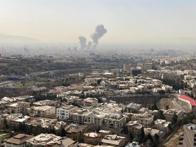 Humo sobre edificios atacados en Teheran, en el marco de la ofensiva de EEUU e Israel contra Irán.