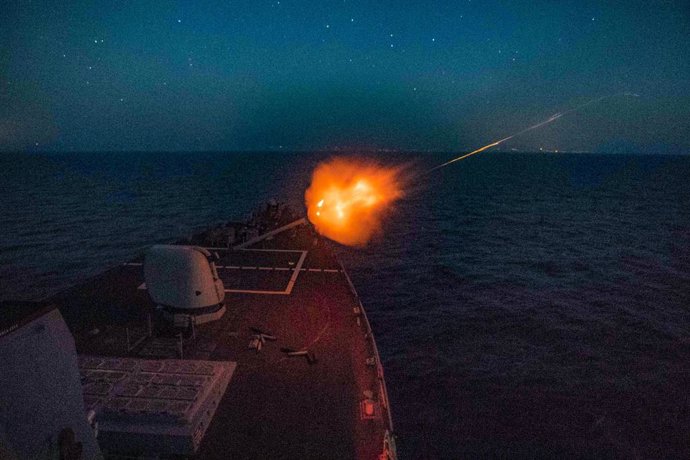 Archivo - Arquivo - 4 de julho de 2018 - Mar Mediterrâneo - O contratorpedeiro lança-mísseis da classe Arleigh Burke USS Porter (DDG 78) dispara seu canhão de 5 polegadas durante um exercício de tiro real no Mar Mediterrâneo, em 4 de julho de 2018. O Port