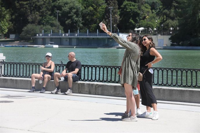 Archivo - Varias jóvenes en el Retiro 